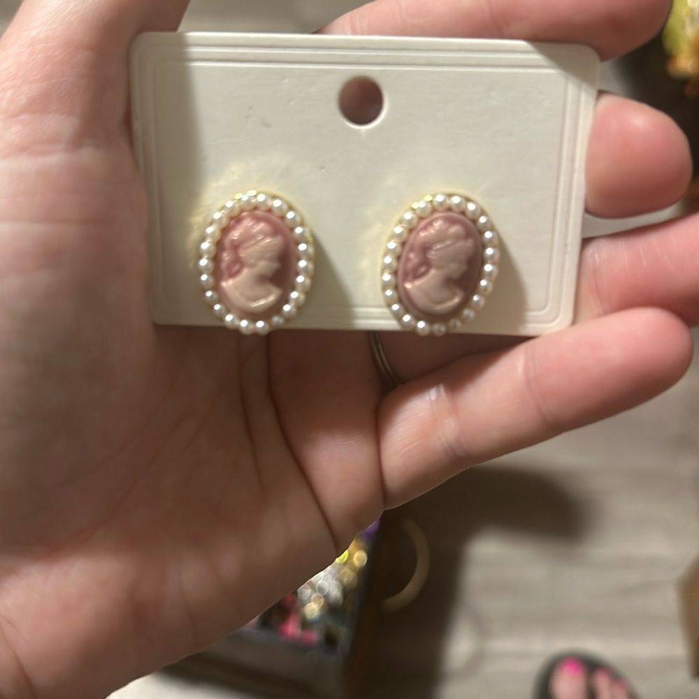 Faux Cameo Pink Earrings New